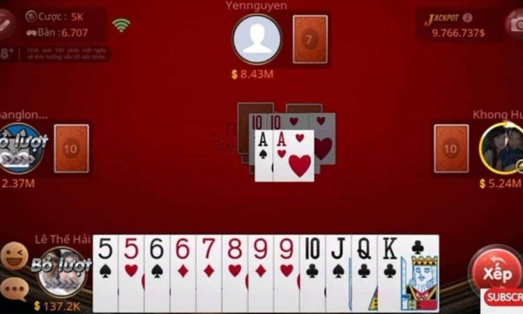 Người chơi tận hưởng Game bài Nổ hũ trên điện thoại với giao diện thân thiện